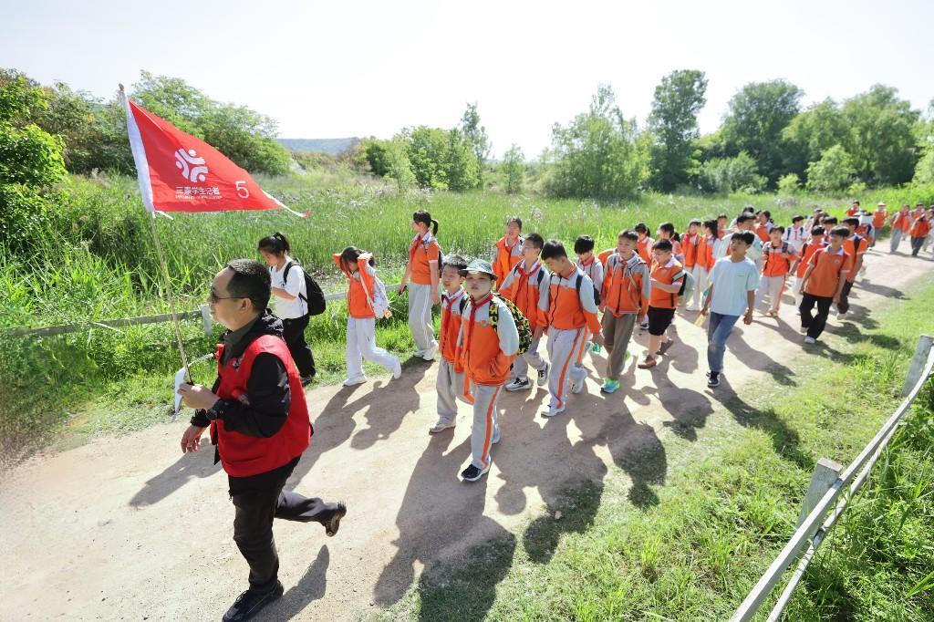 劳动淬炼品格——西安市雁塔区科创路小学学子在田园实践中感悟艰苦奋斗的精神内核