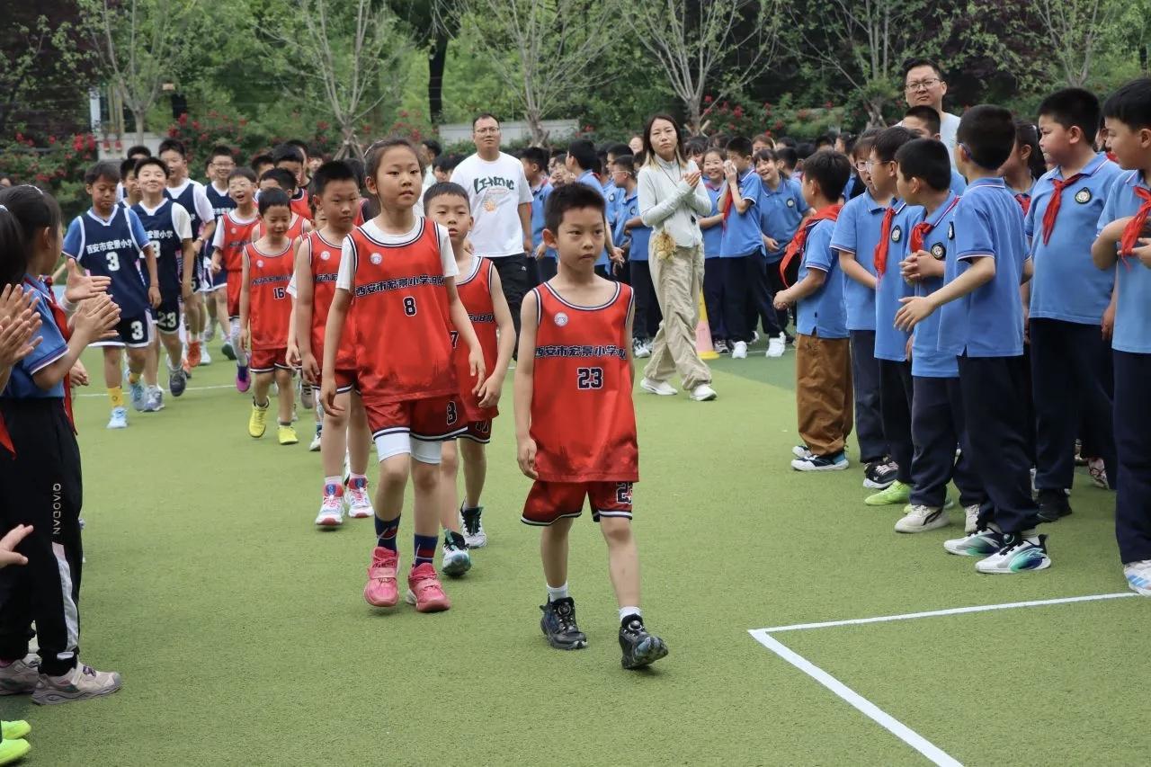 汗水与激情碰撞 宏景小学足篮球联赛拉开战幕