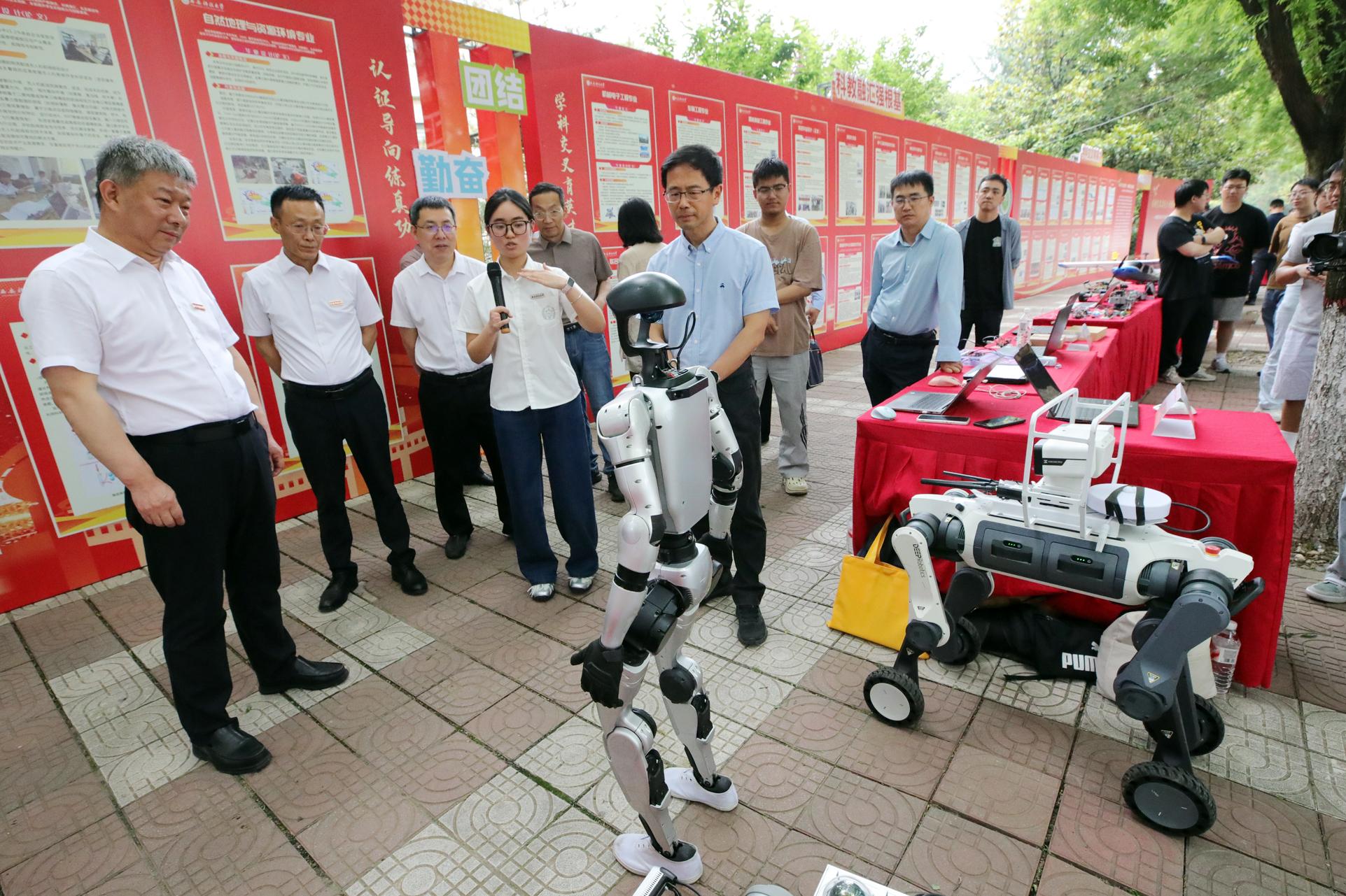 西安科技大学2026届本科生毕业实习与毕业设计科技作品巡展很亮眼