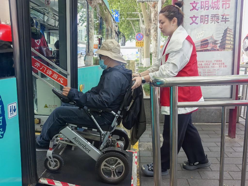 公交车里的助残课堂，文化馆里的暖心相伴