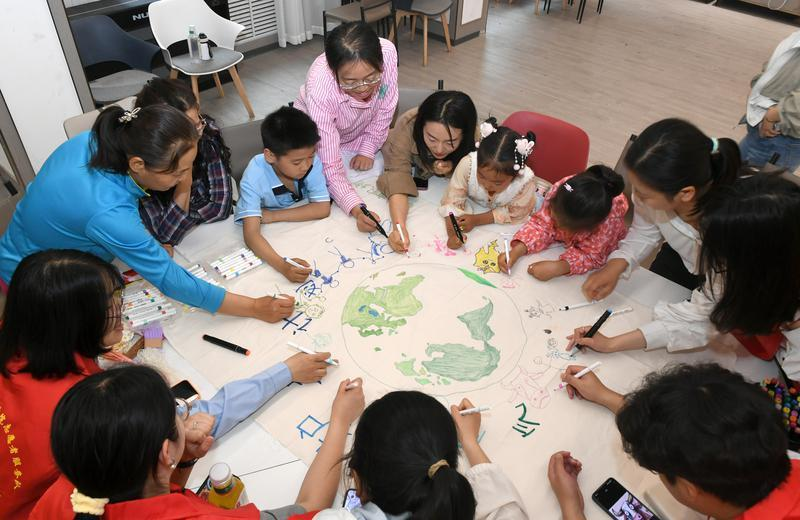 绘绿卷改旧物 志愿服务共筑生态家园