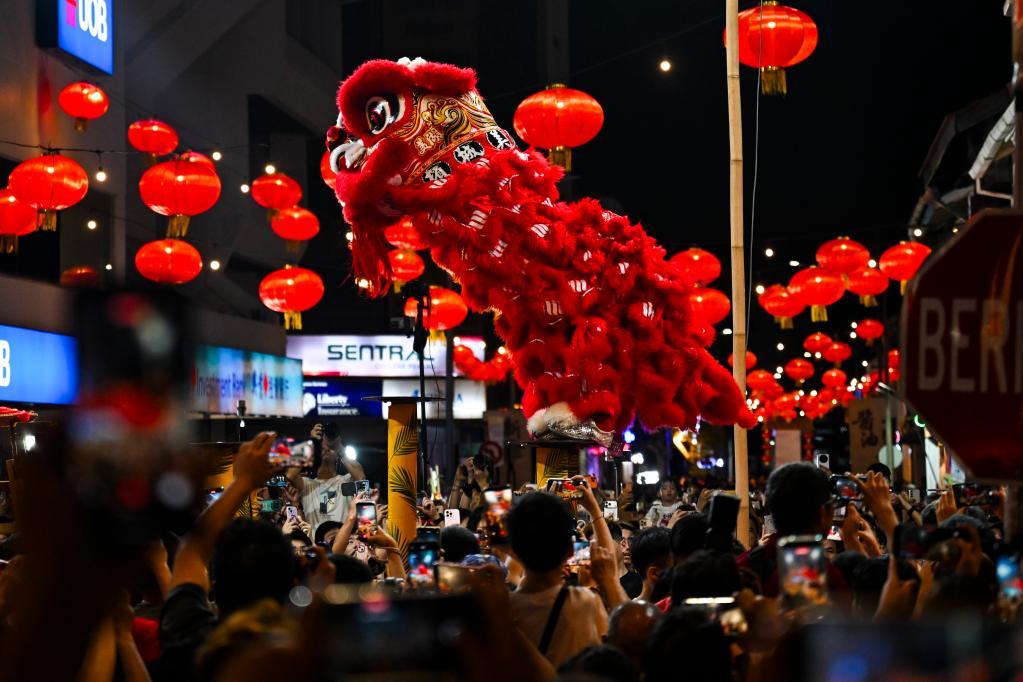 中国年轻人重新定义出境游“看世界”