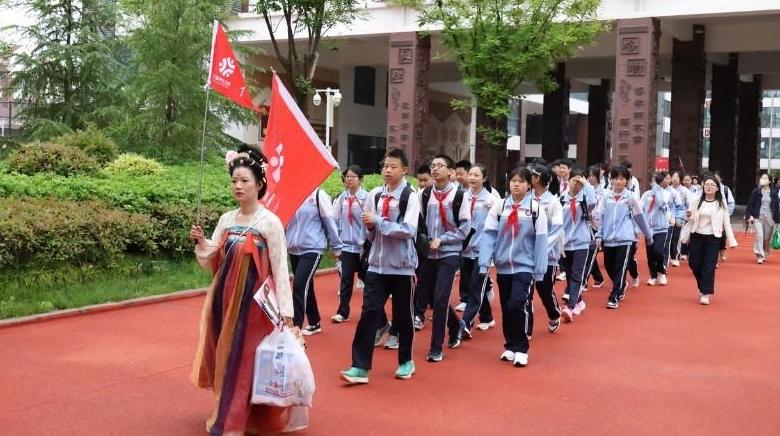 把课堂搬到红色场所之中——陕西师范大学陆港中学“三秦学生记者”赴华清宫开展思政课社会实践活动
