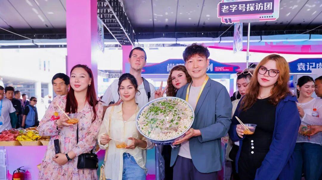 一笔一画藏陕味：留学生写“biang”字，解锁丝博会美食密码