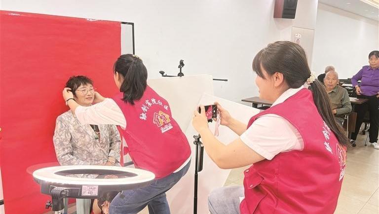 社区搭起“爱心摄影棚”