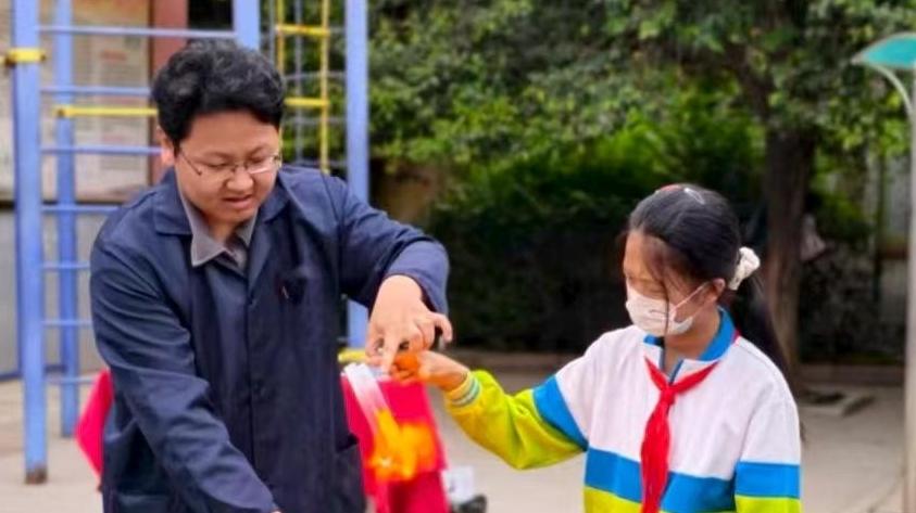 奇妙化学进课堂 科普之光润童心