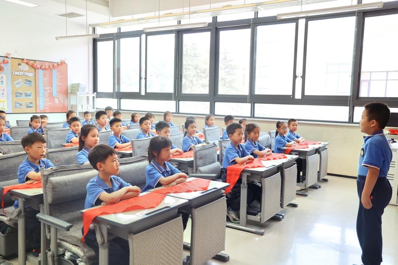 见证光荣时刻！宏景小学90名学子正式戴上红领巾