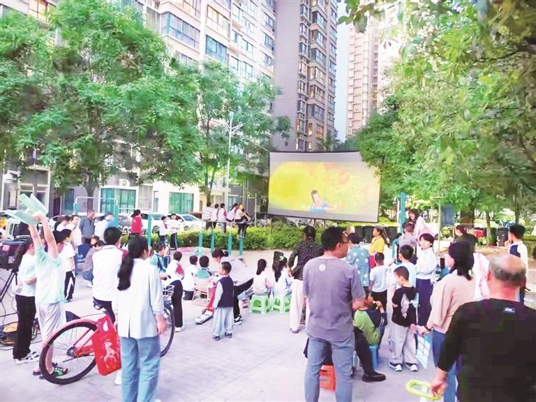 社区露天观影 丰富市民夜生活