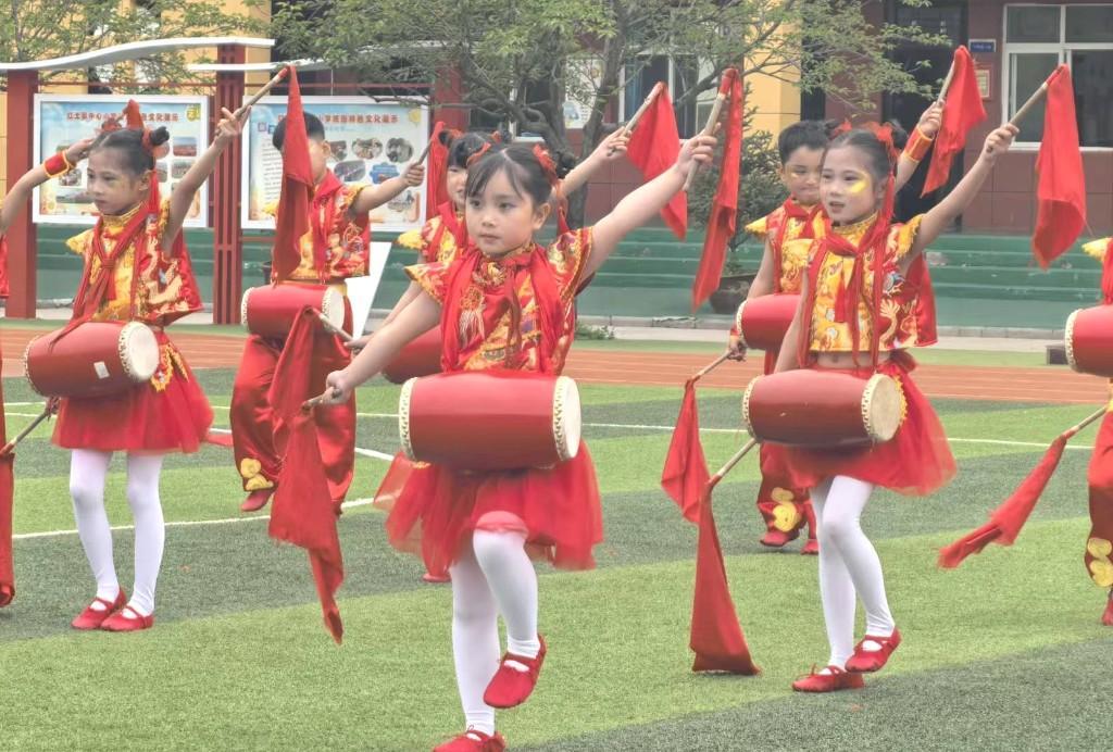 鼓乐铿锵迎“六一” 艺体飘香展风采 ——铜川市印台区红土镇中心小学举办“六一”文艺展演活动