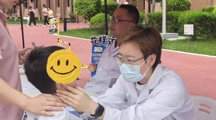 “六一”送暖护童心 公益义诊走进儿童福利院