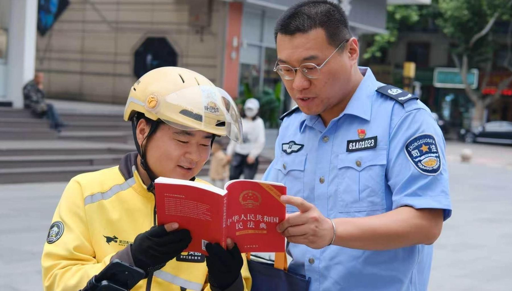 法治“加油站”搬进新业态就业群体中