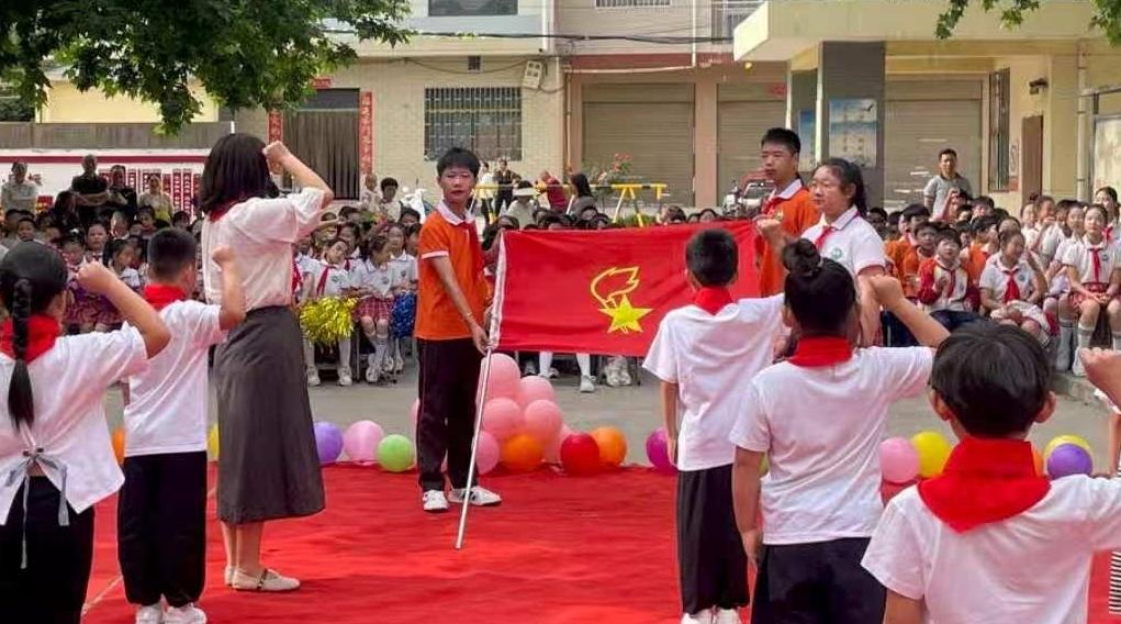 戴上红领巾 欢乐过六一