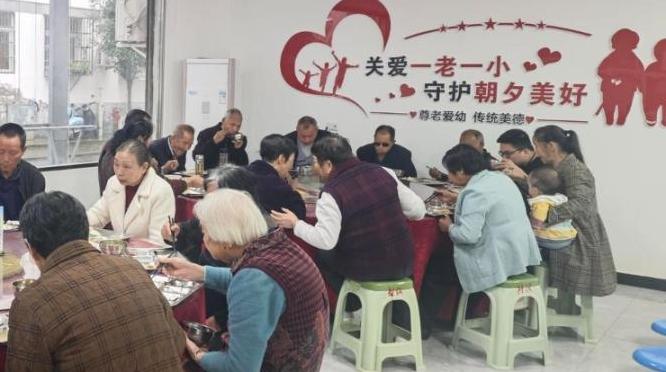 “乡村食堂”托起老人晚年幸福