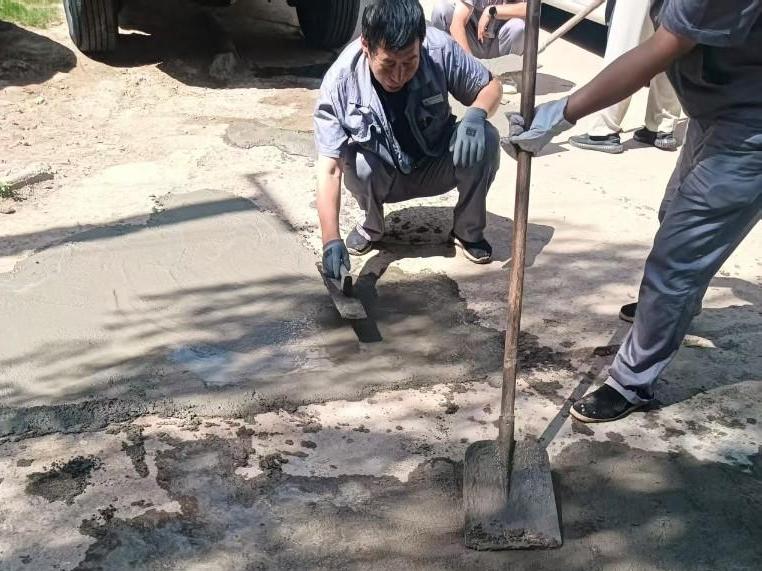 小区路面平整了 居民出行方便了
