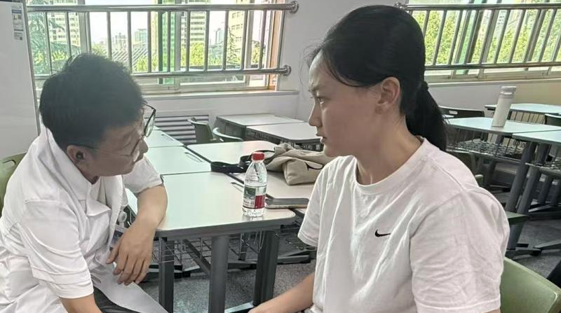 西安市红会医院专家走进西安音乐学院舞蹈学院开展爱心义诊