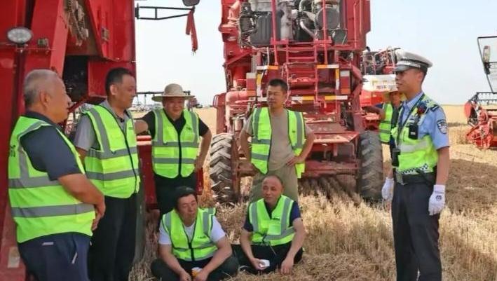 大茘公安交警护航三夏：农机交通安全送到田间