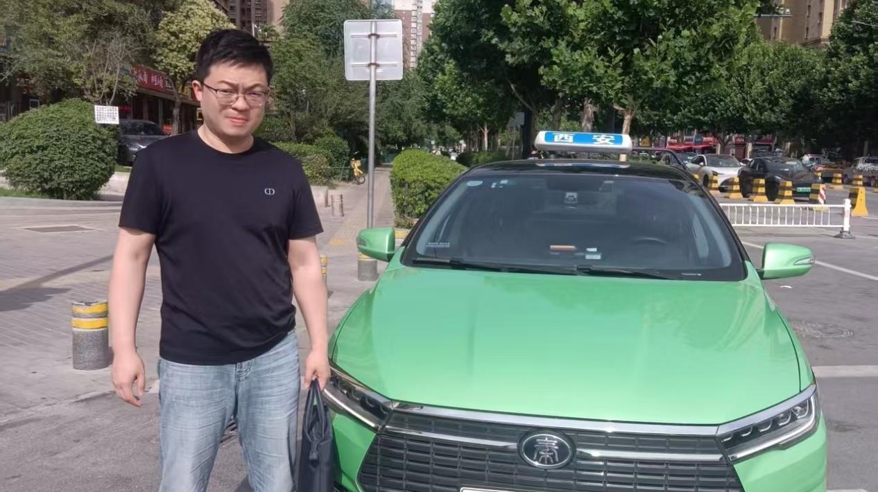 笔记本电脑落车上 双班的哥接力送还