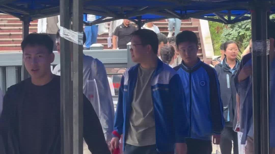 2026考试季丨高考语文考试结束 考生从容走出考场 点评作文 #西安高考 #2026陕西高考