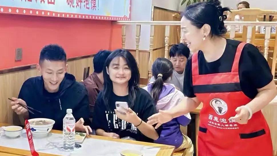 一碗烟火暖考场 十年初心助学子