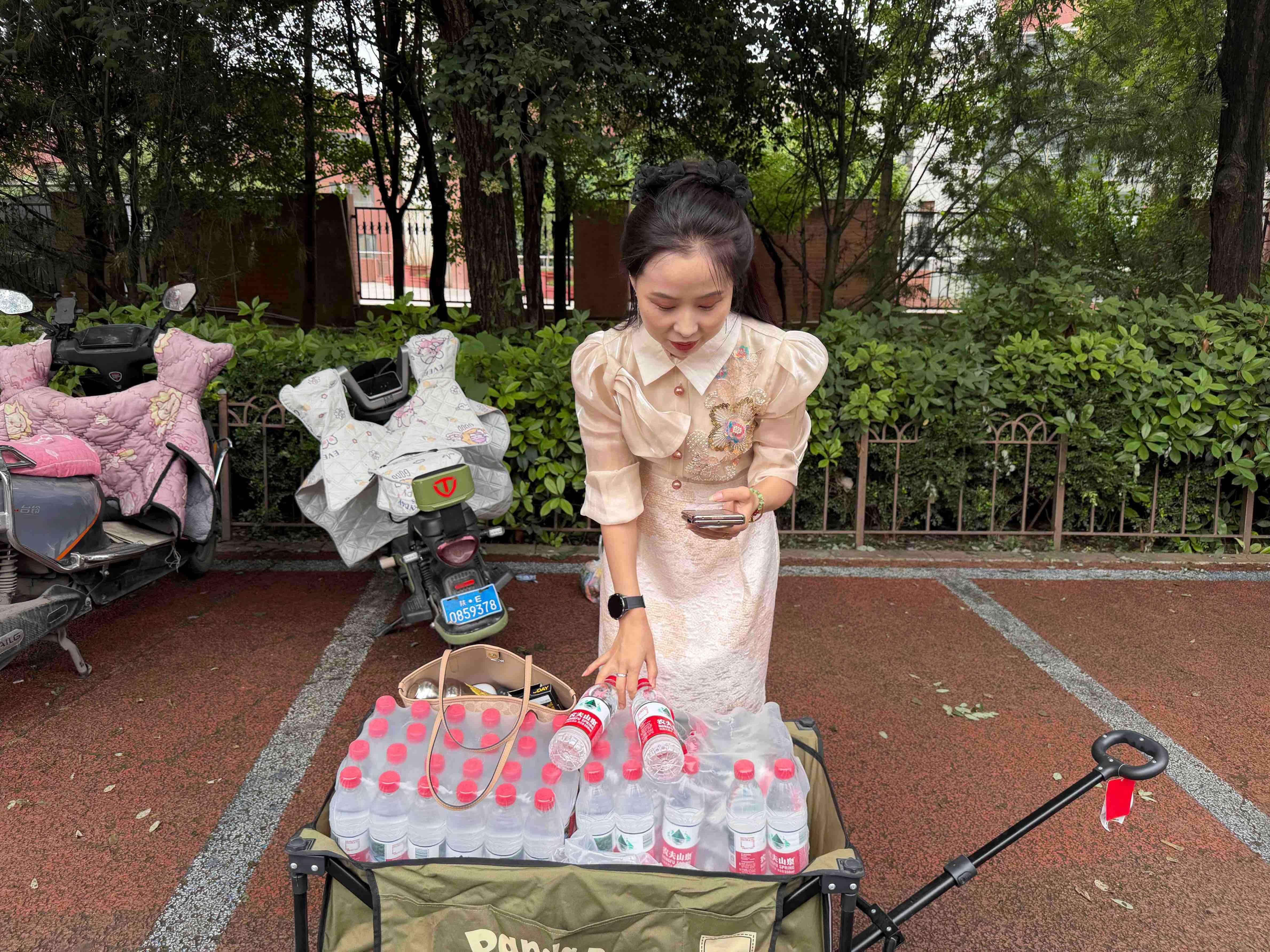 爱心送水暖考场 家长守望寄期盼