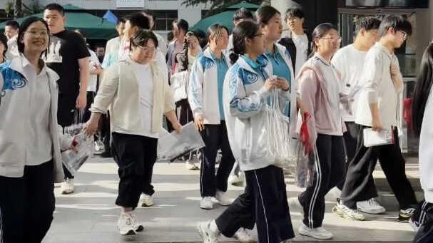2026考试季丨高考第二天考试结束 一张张笑脸是青春最好的模样