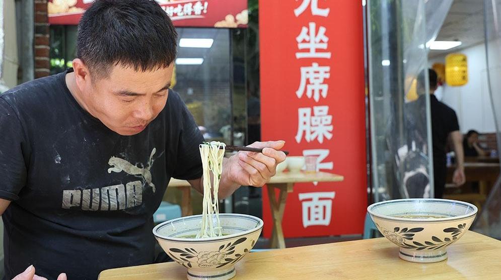 3元臊子面? 4元肉夹馍 5元油泼面……?西安平价美食店背后的生意经