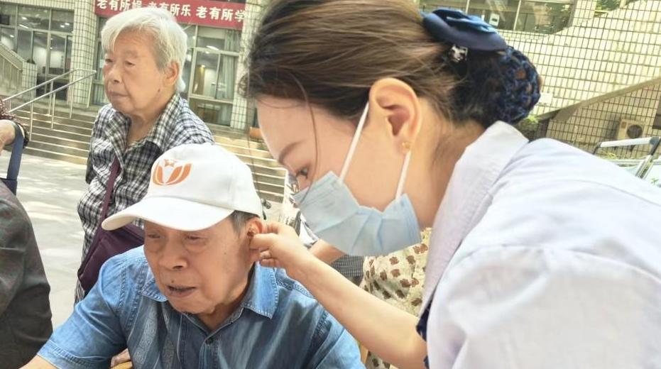 护好老人脚下安全！胡家庙社区卫生服务中心这场科普+中医服务，专治走路不稳易跌倒！