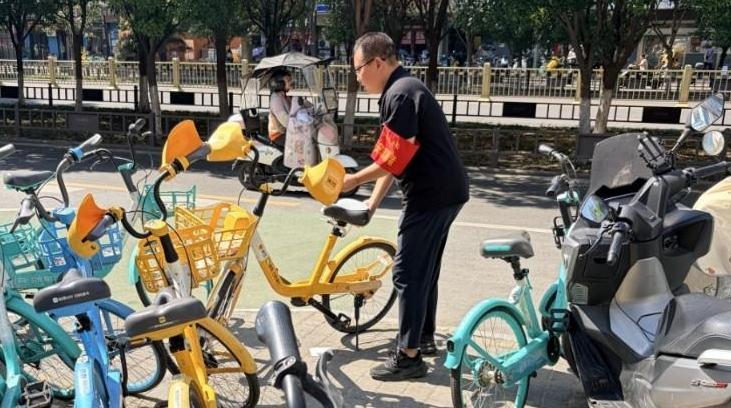 加强一线巡查力度 整治单车乱停乱放
