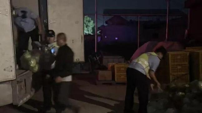 深夜纠纷速化解 暖心助农卸菜获好评