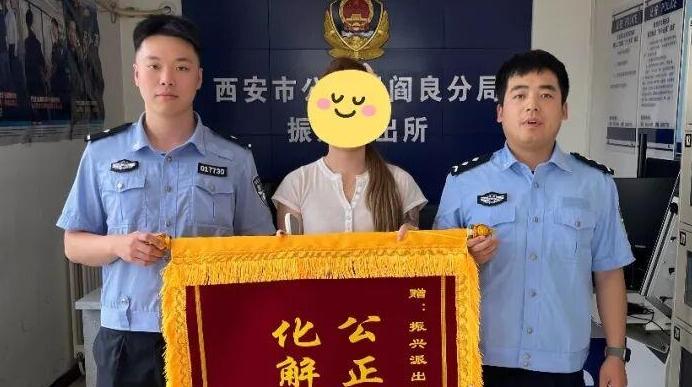 倾心调解化纠纷 锦旗致谢暖警心