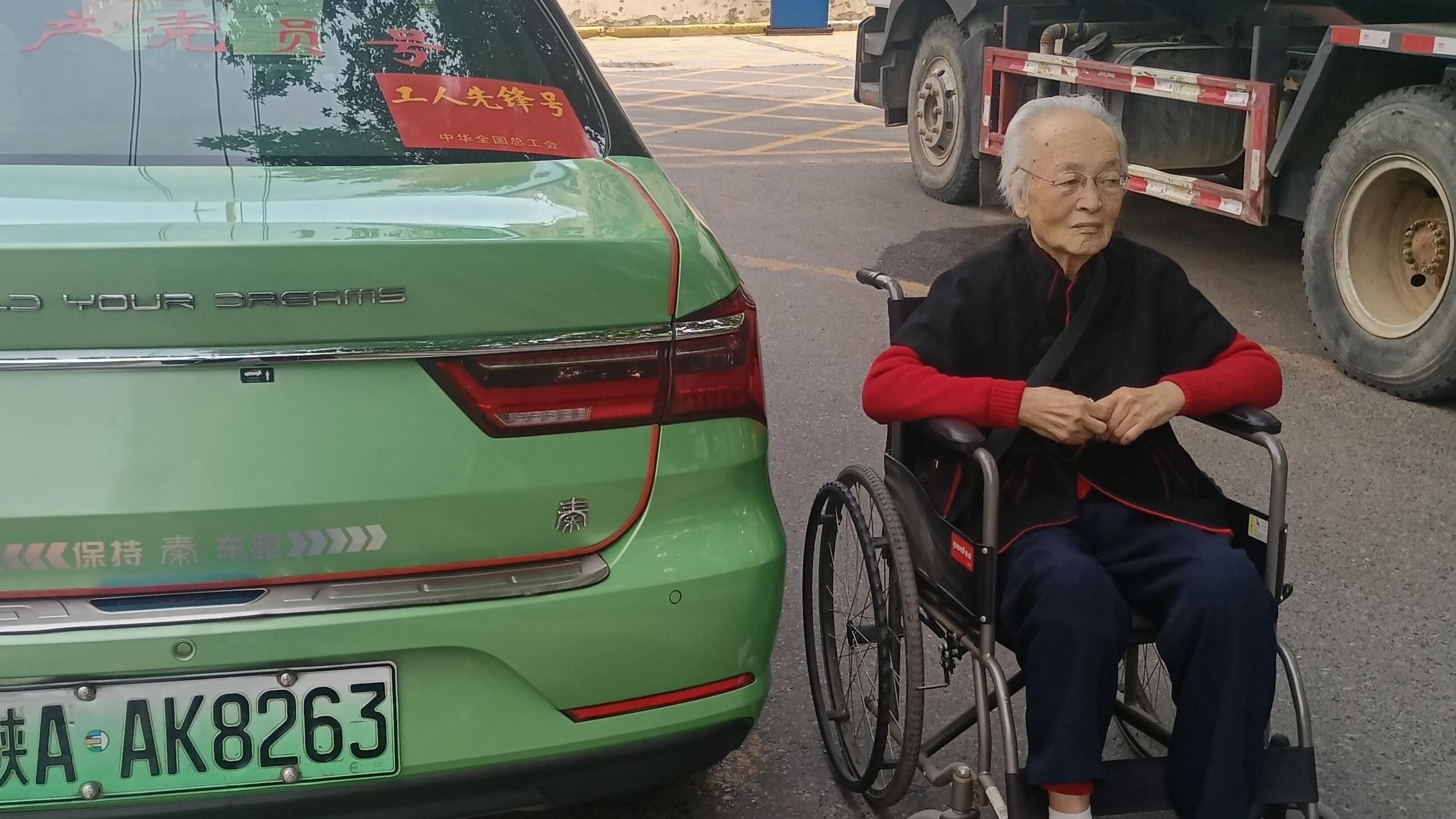车轮载暖守初心 西安的哥五年护航老人就医路