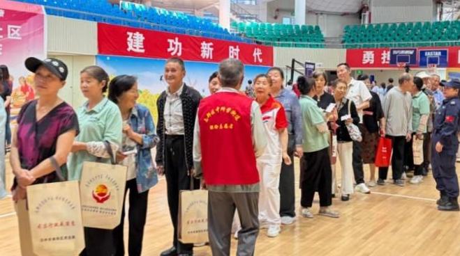 志愿红点亮运动场 银龄情温暖邻里心