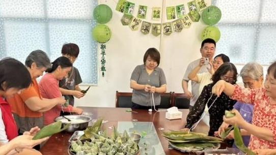 巧手包粽子迎佳节 温情走访暖民心