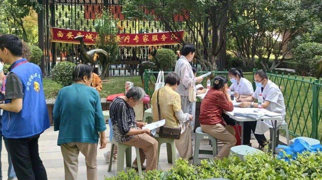 夏日护桑榆 社区义诊暖民心