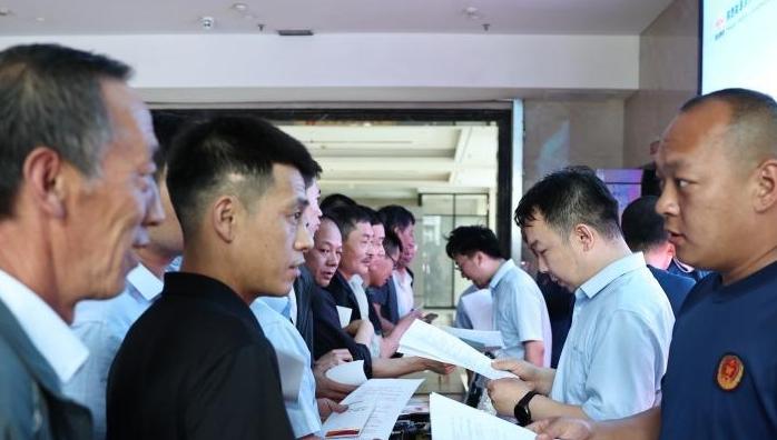陕西凉水井矿业开展安全生产宣传咨询日活动