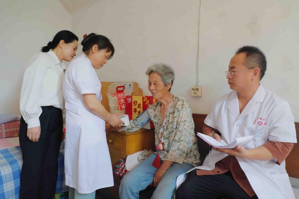 健康保障“零距离”   医生上门送礼“粽”是情