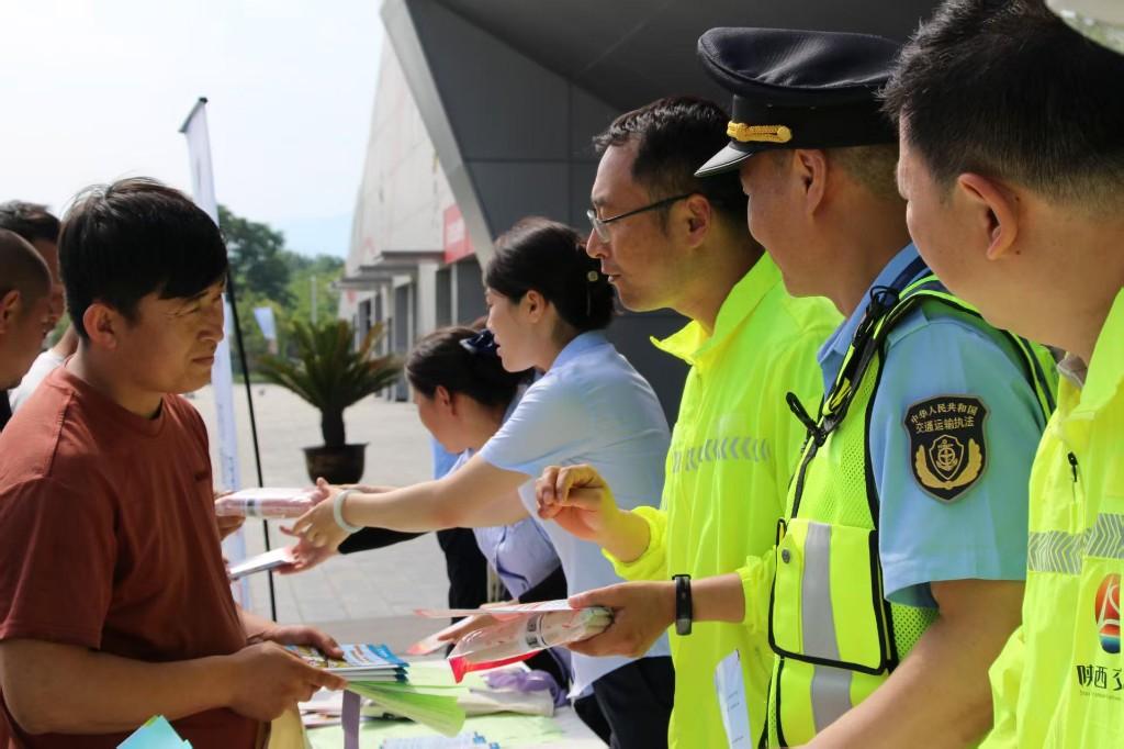 多方联动筑防线 安全宣传护通行