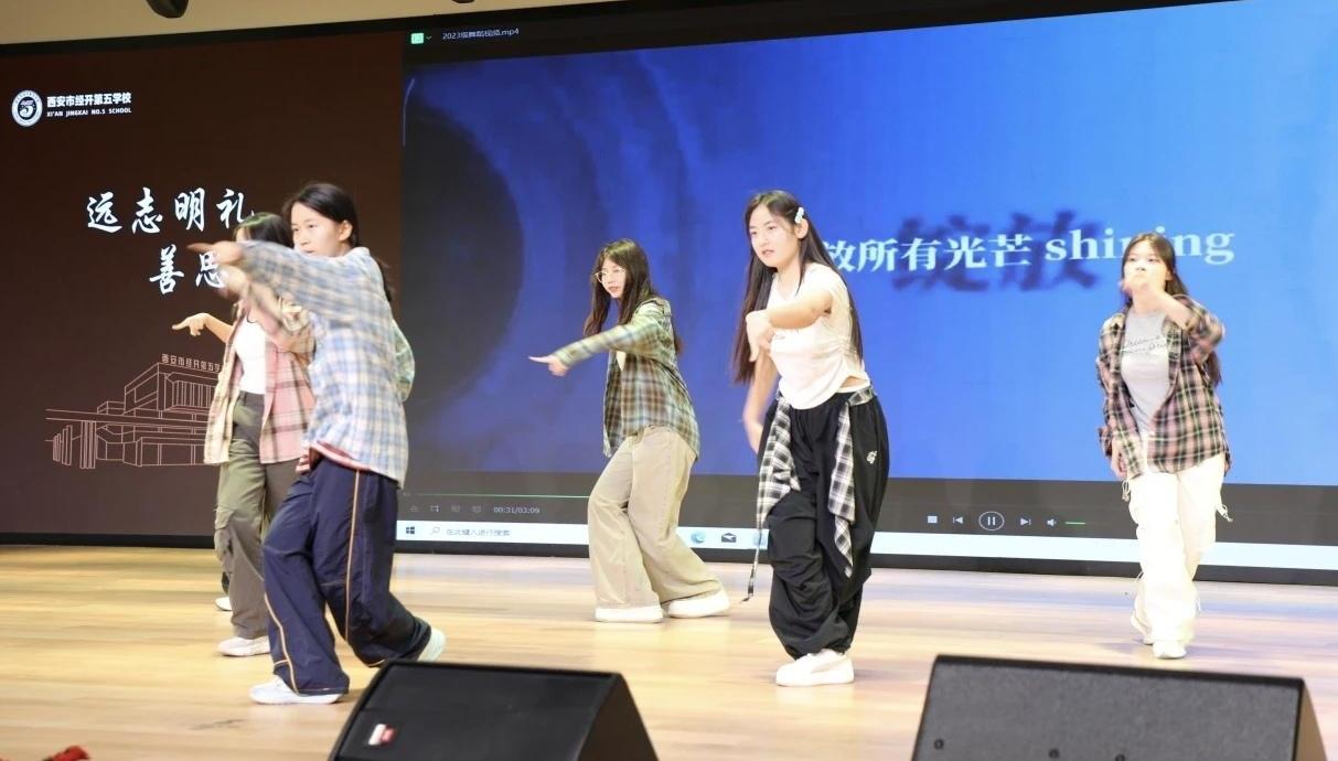 逐光少年再出发！西安经开五校毕业典礼书写成长与感恩