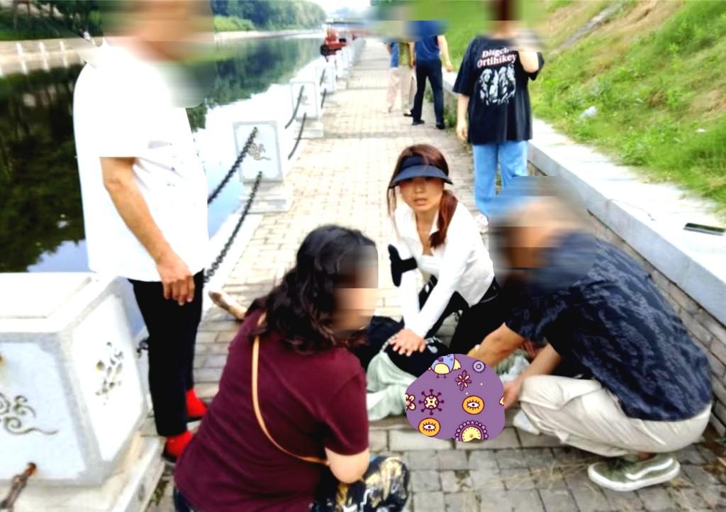 女子护城河溺水不省人事 白衣天使跪地救人太暖心