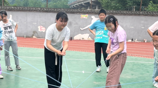商南县过风楼镇九年制学校举行“同心筑塔大挑战”趣味游戏活动