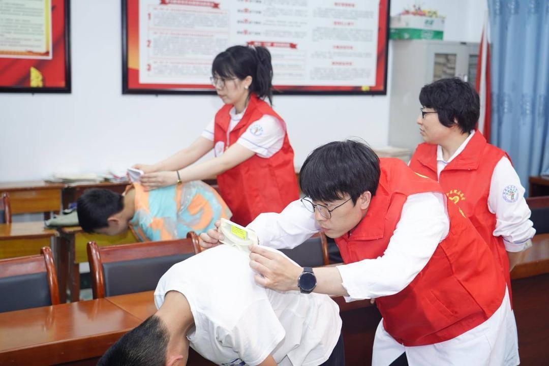 西安市红会医院志愿者服务队走进甘河初级中学开展青少年脊柱健康筛查公益活动