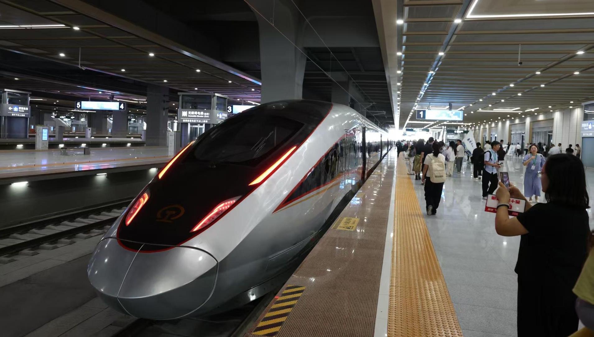 西十高铁首发列车发车 四路记者将带来一线报道