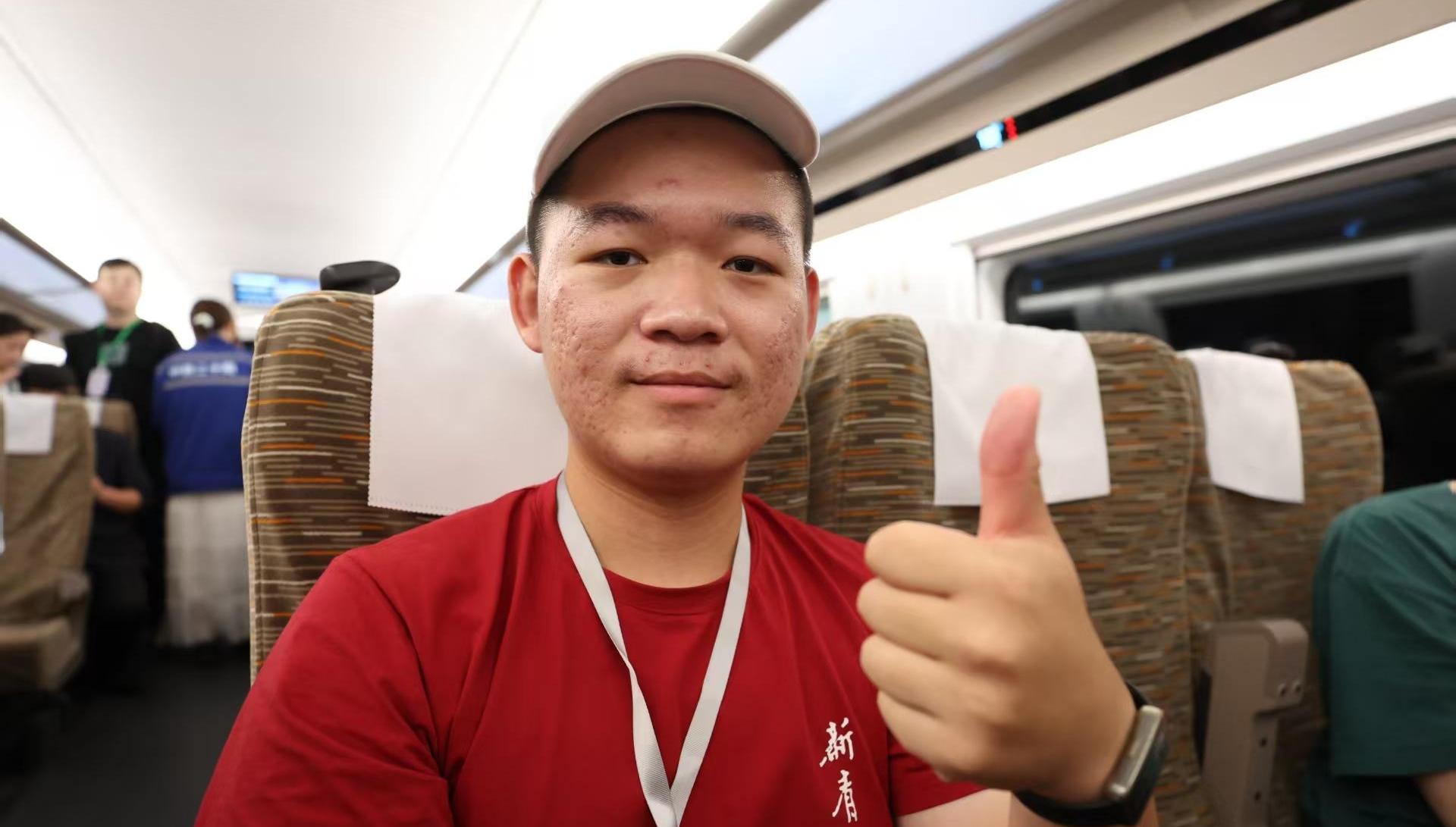北大学子搭乘西十高铁首发列车“这是中国速度，中国奇迹”