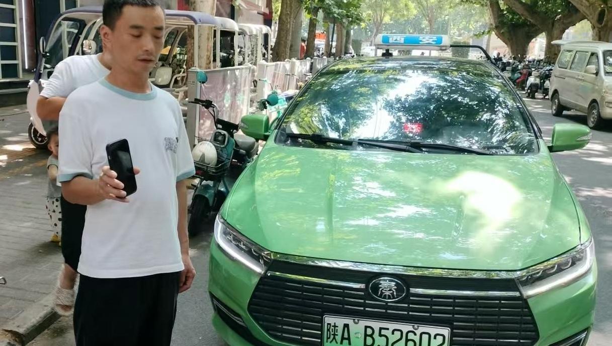 乘客不慎丢手机 的哥暖心送还