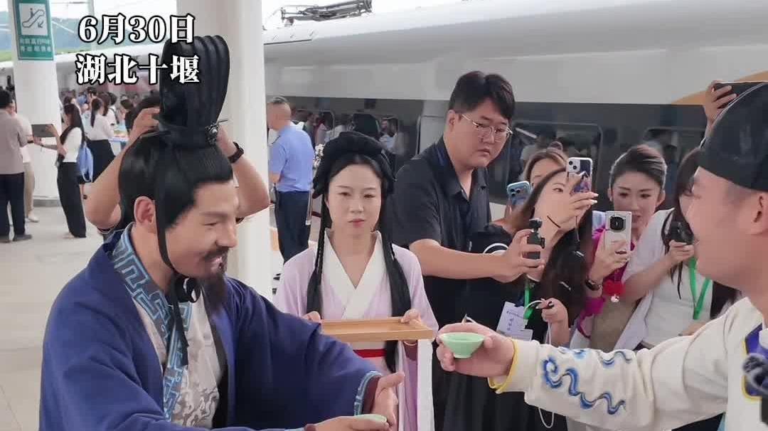 关注西十高铁｜西十高铁首发列车抵达十堰东站  “尹吉甫”“李白”跨时空相逢