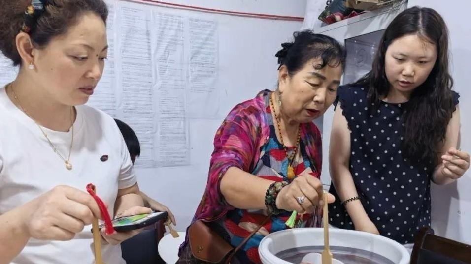 指尖绘漆扇 清风润邻里 非遗进社区暖意浓