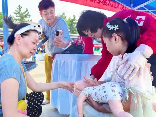 天气炎热挡不住学习热情！祖孙三代一起在社区学急救