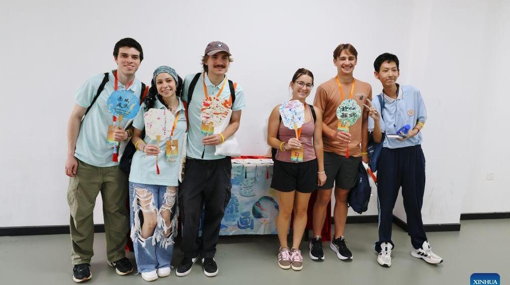 Chinese, American youths visit middle school in Fuzhou