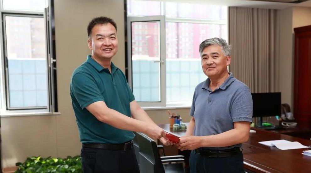 听院士谈攻关 与老干部拉家常全覆盖式走访把关怀揉进每一句贴心交流里