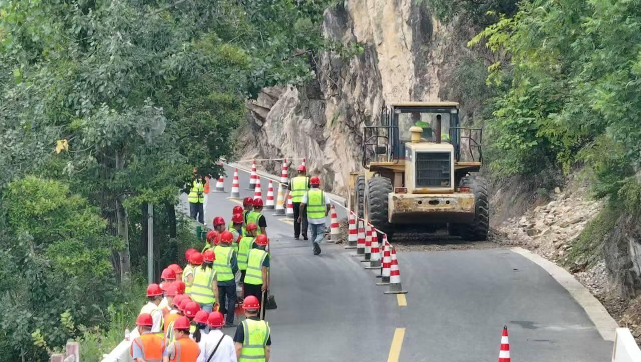 商洛公路局工程队联合商南公路段开展公路防汛应急演练